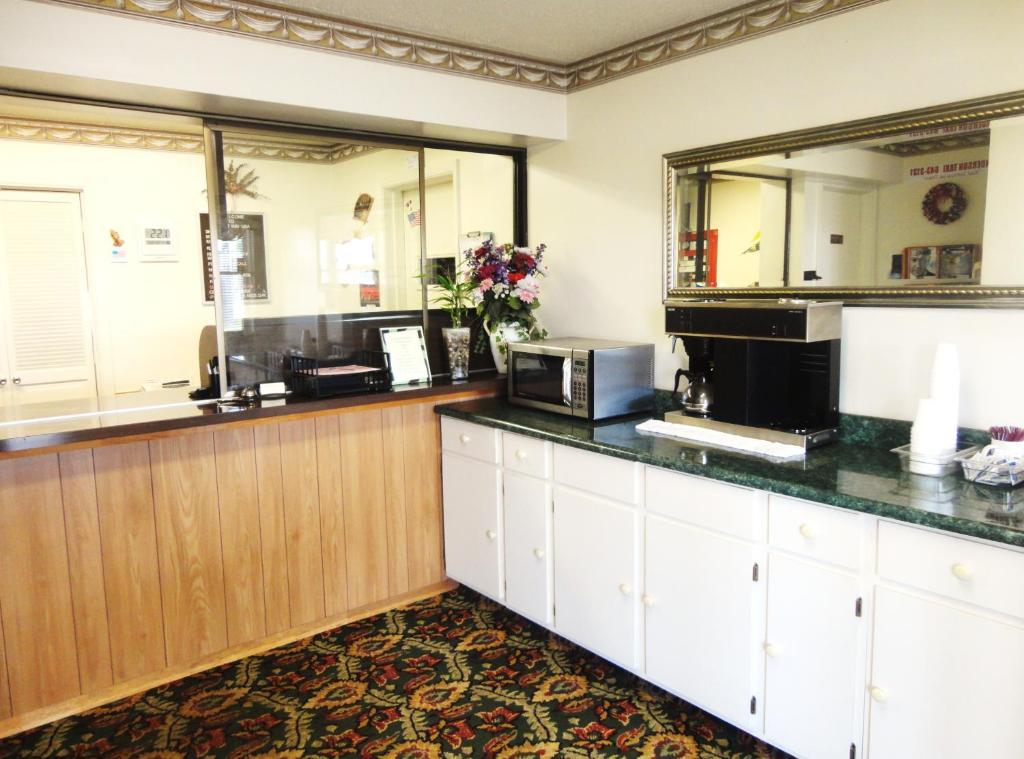 Budget Inn Daleville Exterior photo